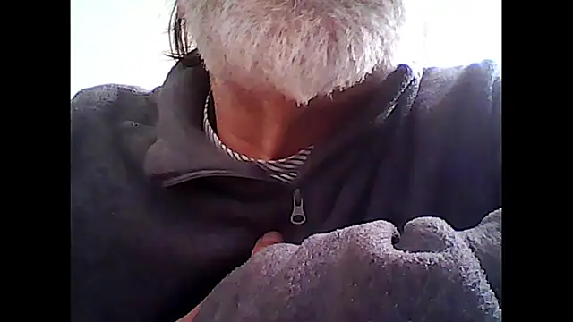 Snapshot of xcimeru chatting on 10.29.25 xcimeru online show from 10.29.25