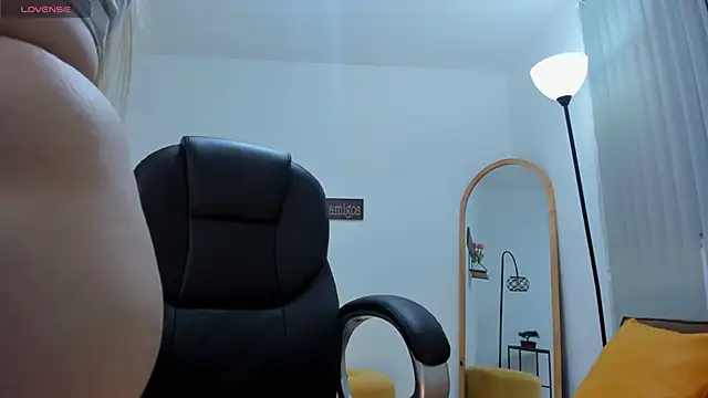 Snapshot of camiilaa1 chatting on 12.08.24 camiilaa1 online show from 12.08.24