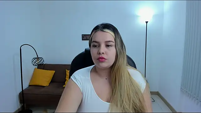 Snapshot of camiilaa1 chatting on 02.08.25 camiilaa1 online show from 02.08.25