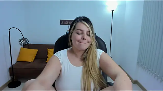 Snapshot of camiilaa1 chatting on 02.08.25 camiilaa1 online show from 02.08.25