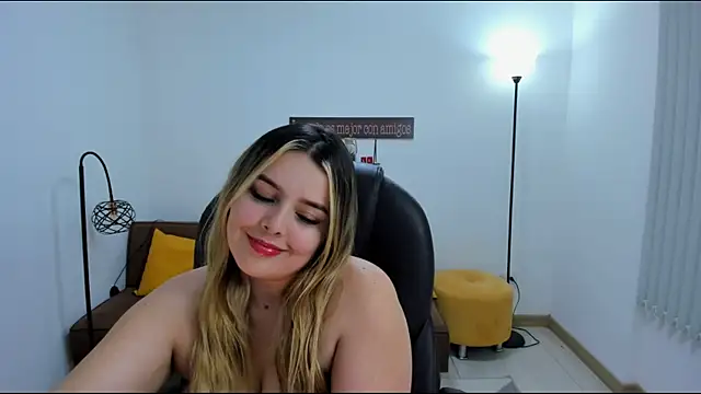 Snapshot of camiilaa1 chatting on 02.14.25 camiilaa1 online show from 02.14.25