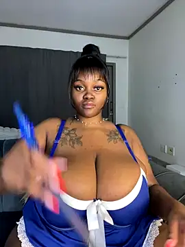 Snapshot of Yung-Missy chatting on 10.12.25 Yung-Missy online show from 10.12.25
