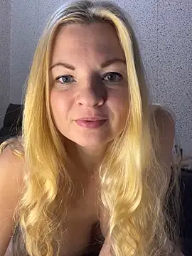 Snapshot of Julia_beauty chatting on 12.17.25 Julia beauty online show from 12.17.25