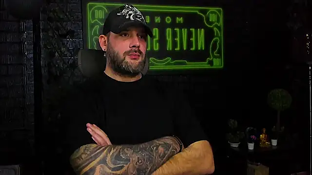 Snapshot of LexXHardy chatting on 11.14.25 LexXHardy online show from 11.14.25