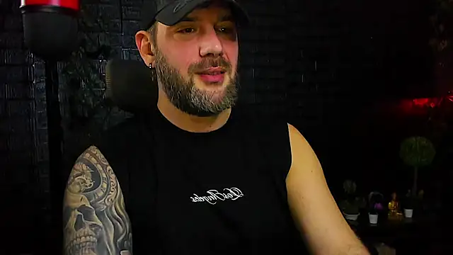 Snapshot of LexXHardy chatting on 11.17.25 LexXHardy online show from 11.17.25