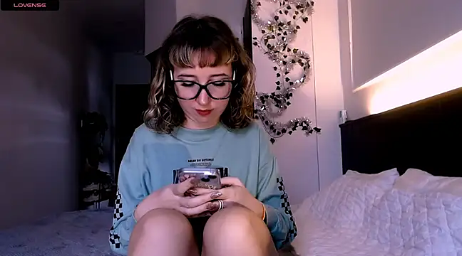 Cosmo Riri online show from 12.24.24