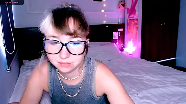 Cosmo Riri online show from 09.25.25