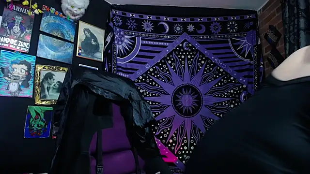 Snapshot of Yourmadame_P chatting on 11.21.25 Yourmadame P online show from 11.21.25