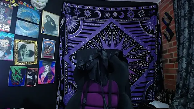 Snapshot of Yourmadame_P chatting on 11.25.25 Yourmadame P online show from 11.25.25