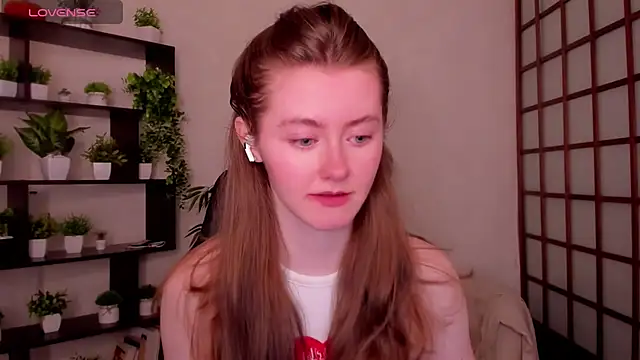 Snapshot of KateCuddle chatting on 04.27.26 KateCuddle online show from 04.27.26