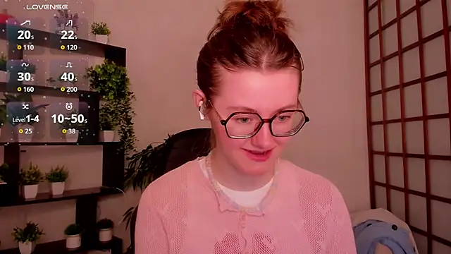 Snapshot of KateCuddle chatting on 05.19.26 KateCuddle online show from 05.19.26