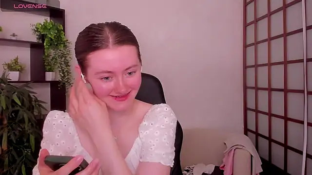 Snapshot of KateCuddle chatting on 07.02.26 KateCuddle online show from 07.02.26