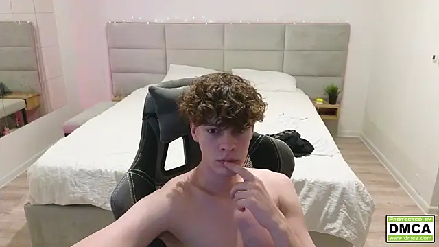 Snapshot of cute_thomas chatting on 12.21.24 cute thomas online show from 12.21.24