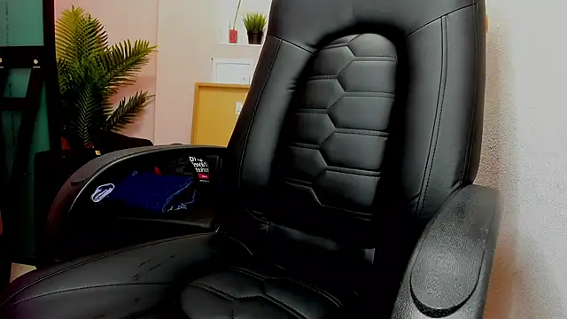 Snapshot of Persephoni chatting on 03.09.25 Persephoni online show from 03.09.25