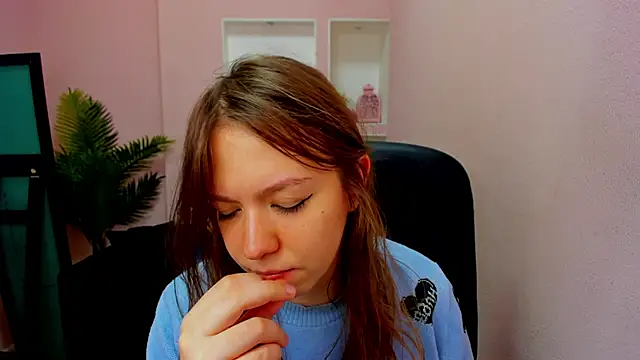 Snapshot of Persephoni chatting on 10.12.25 Persephoni online show from 10.12.25