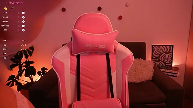 Snapshot of annie24_evans chatting on 12.28.24 annie24 evans online show from 12.28.24