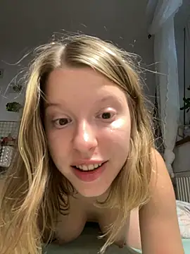 Snapshot of kimczii chatting on 07.28.26 kimczii online show from 07.28.26