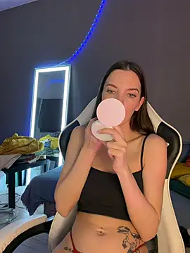 Snapshot of julia_fly chatting on 02.18.26 julia fly online show from 02.18.26