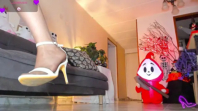 charlize legs online show from 10.10.25