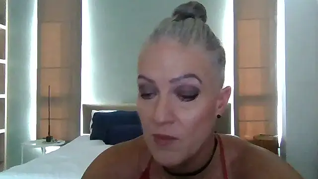 Snapshot of Devon2020 chatting on 11.12.25 Devon2020 online show from 11.12.25