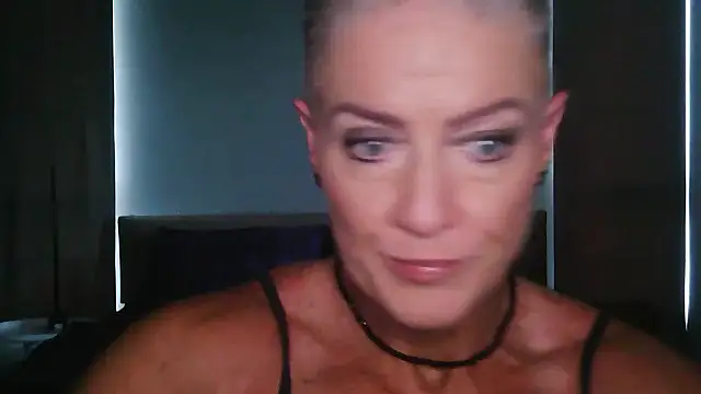 Snapshot of Devon2020 chatting on 11.20.25 Devon2020 online show from 11.20.25