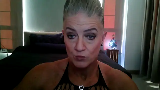 Snapshot of Devon2020 chatting on 11.30.25 Devon2020 online show from 11.30.25