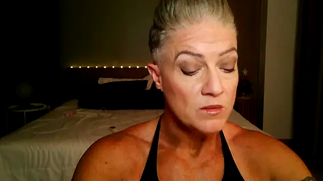 Snapshot of Devon2020 chatting on 12.17.25 Devon2020 online show from 12.17.25