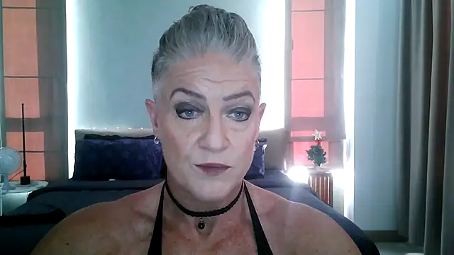 Snapshot of Devon2020 chatting on 12.18.25 Devon2020 online show from 12.18.25