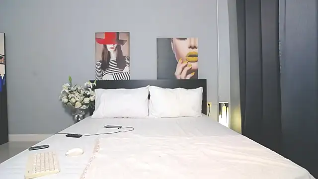 Hotbeebee online show from 01.30.25