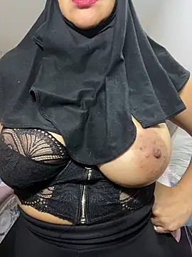 Snapshot of Jameela chatting on 12.31.24 Jameela online show from 12.31.24