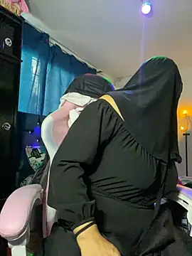 Snapshot of Jameela chatting on 02.11.25 Jameela online show from 02.11.25