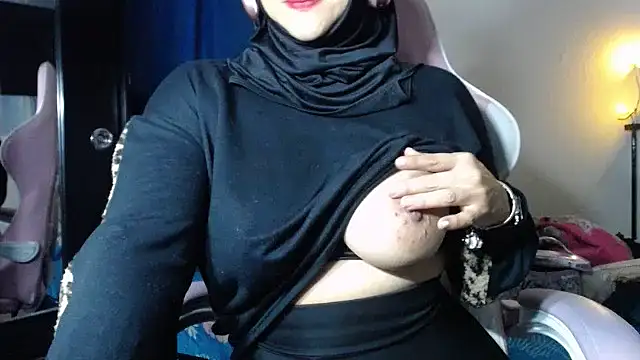 Snapshot of Jameela chatting on 02.14.25 Jameela online show from 02.14.25