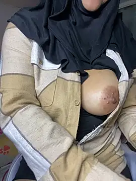 Snapshot of Jameela chatting on 03.08.25 Jameela online show from 03.08.25