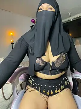 Snapshot of Jameela chatting on 03.11.25 Jameela online show from 03.11.25