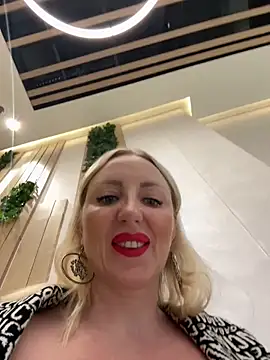 Snapshot of Allys chatting on 01.04.25 Allys online show from 01.04.25