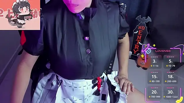 Snapshot of Roxy_clark chatting on 10.31.25 Roxy clark online show from 10.31.25