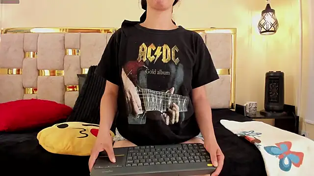 Snapshot of ttata_3 chatting on 02.14.25 ttata 3 online show from 02.14.25