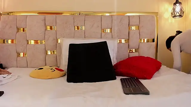 Snapshot of ttata_3 chatting on 10.21.25 ttata 3 online show from 10.21.25