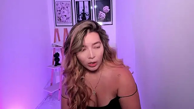 Snapshot of sofihill01 chatting on 10.04.25 sofihill01 online show from 10.04.25