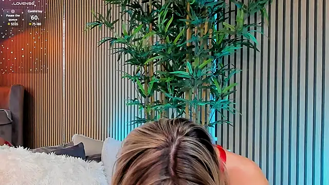 Snapshot of Avril_Cyrus chatting on 02.05.25 Avril Cyrus online show from 02.05.25