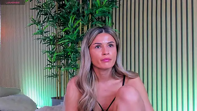 Snapshot of Avril_Cyrus chatting on 03.18.25 Avril Cyrus online show from 03.18.25