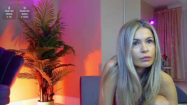 Snapshot of Avril_Cyrus chatting on 11.04.25 Avril Cyrus online show from 11.04.25