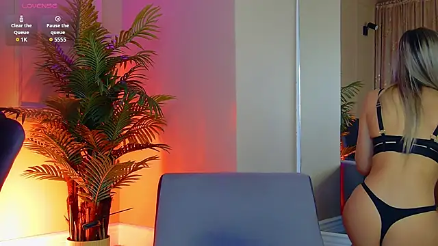 Snapshot of Avril_Cyrus chatting on 11.19.25 Avril Cyrus online show from 11.19.25