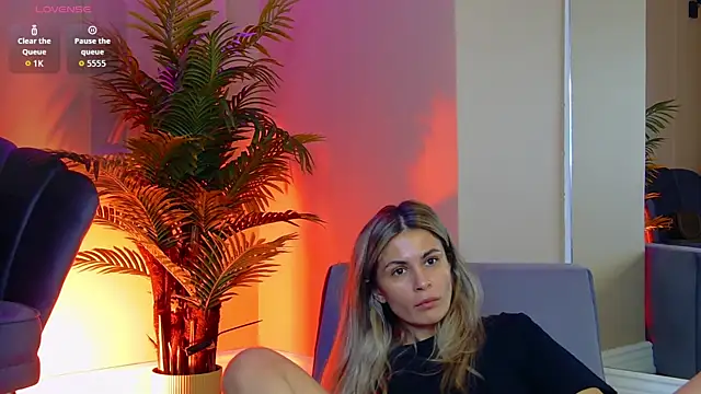 Snapshot of Avril_Cyrus chatting on 11.22.25 Avril Cyrus online show from 11.22.25