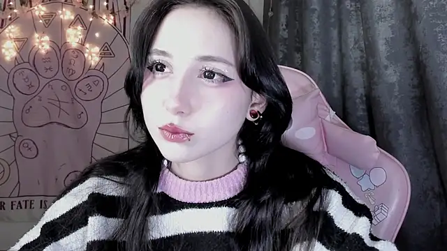Snapshot of Holy420lolii chatting on 10.11.25 Holy420lolii online show from 10.11.25