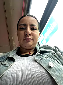 Abril Luv online show from 10.28.25