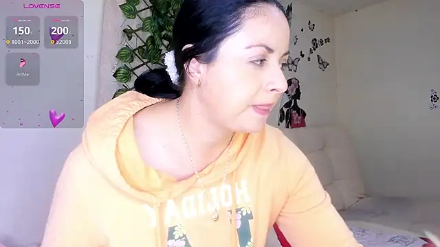 Juli Castillo8 online show from 11.07.25