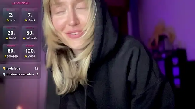 Snapshot of iilovetomatoes chatting on 11.10.25 iilovetomatoes online show from 11.10.25