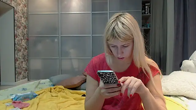 Snapshot of KyliePag chatting on 12.15.25 KyliePag online show from 12.15.25