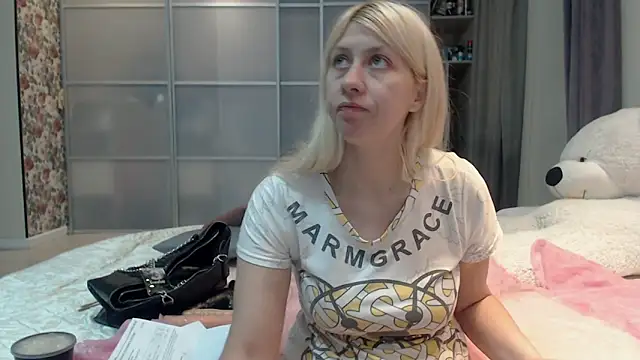 Snapshot of KyliePag chatting on 12.17.25 KyliePag online show from 12.17.25